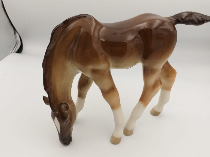 FIGURKA PORCELANOWA Źrebak pasący się gniady