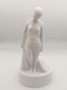 FIGURKA PORCELANOWA Kobieta Upadła 0001