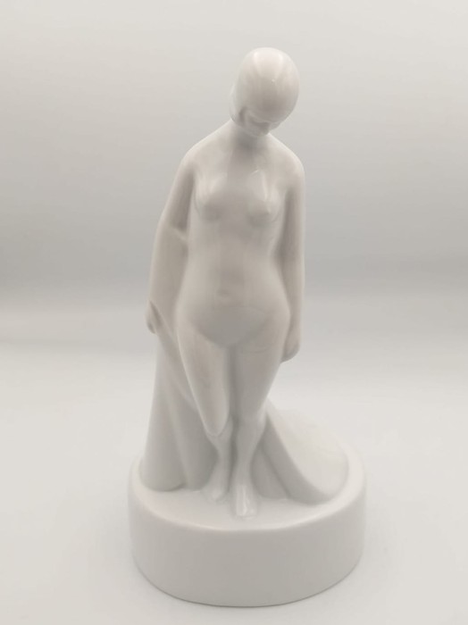 FIGURKA PORCELANOWA Kobieta Upadła 0001