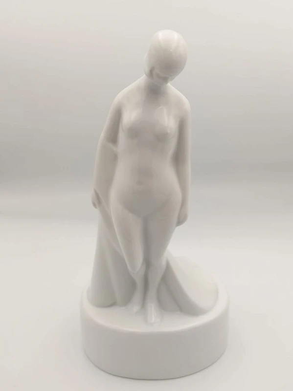 FIGURKA PORCELANOWA Kobieta Upadła 0001