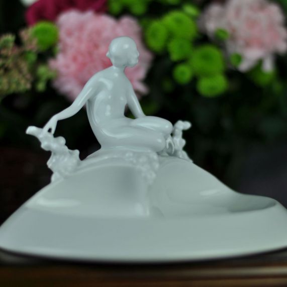 FIGURKA PORCELANOWA Popielnica Wiosna 0001