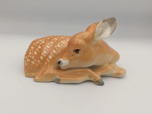 FIGURKA PORCELANOWA Jelonek leżący