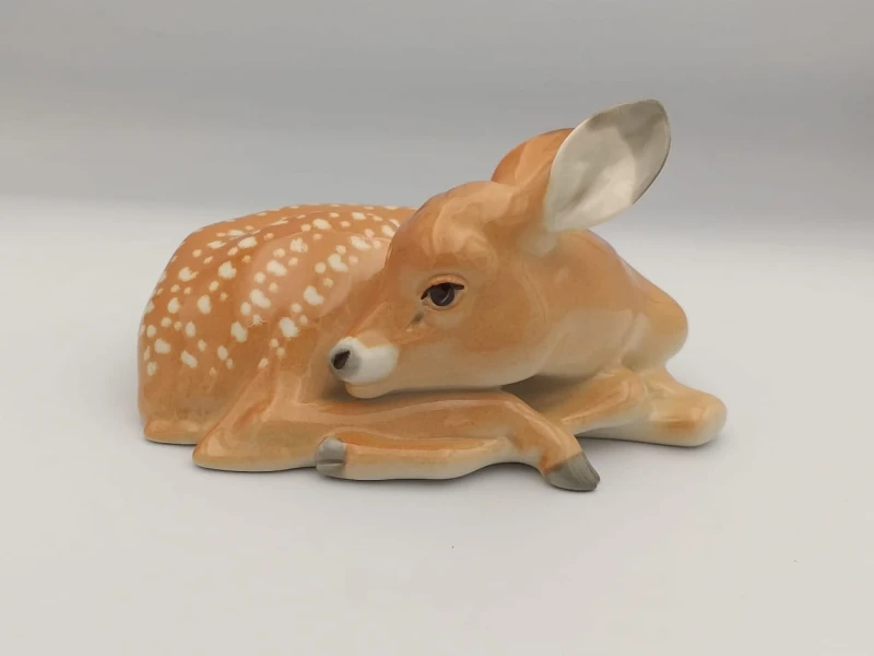 FIGURKA PORCELANOWA Jelonek leżący