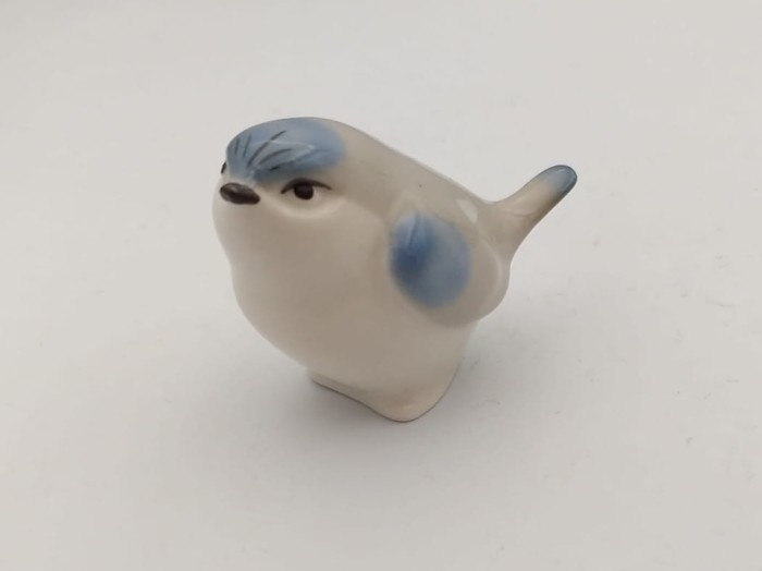 FIGURKA PORCELANOWA Sikorka mała