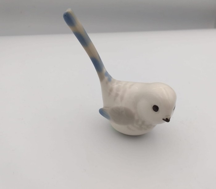 FIGURKA PORCELANOWA Sikorka biała, raniuszek