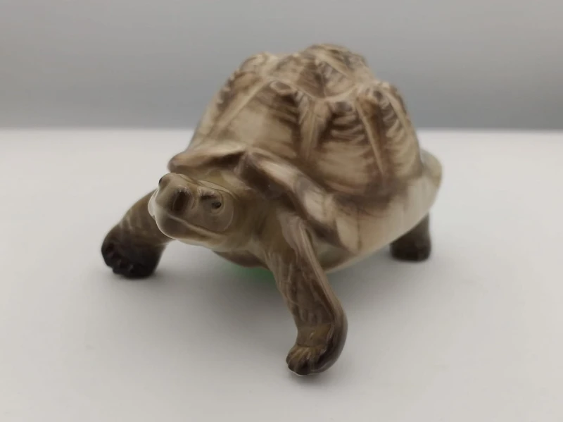 FIGURKA PORCELANOWA Żółw ciemny