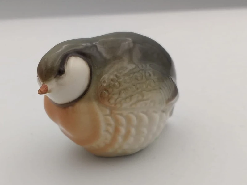 FIGURKA PORCELANOWA Przepiórka skulona
