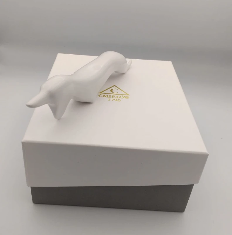 FIGURKA PORCELANOWA pies jamnik niedekorowany