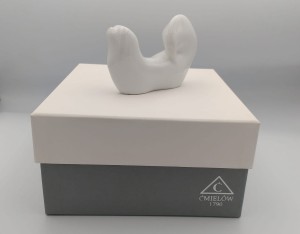 FIGURKA PORCELANOWA PIES PEKIŃCZYK  biały Ćmielów