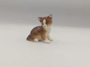 FIGURKA PORCELANOWA KOTEK SIEDZĄCY BURY PROFIL