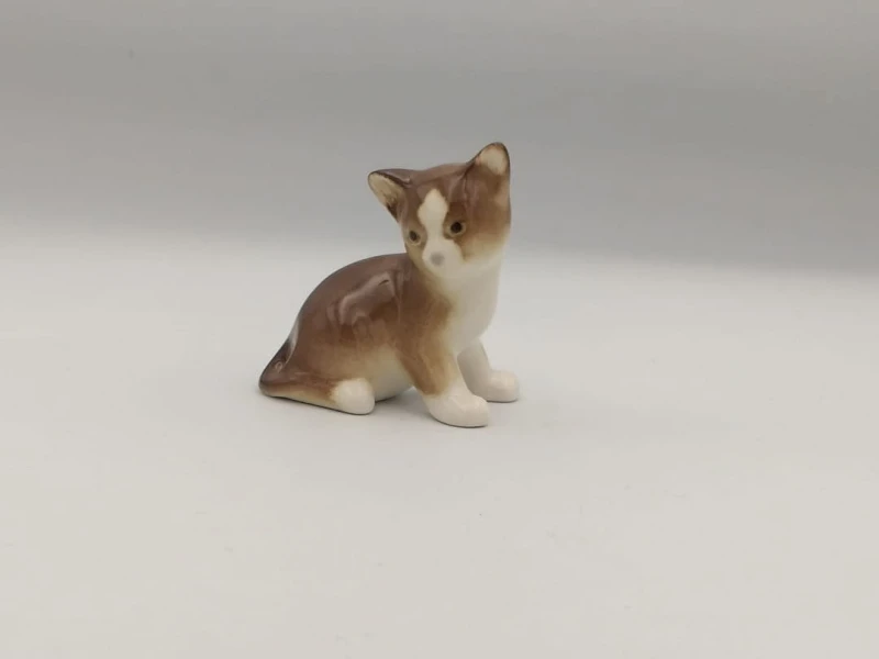 FIGURKA PORCELANOWA KOTEK SIEDZĄCY BURY PROFIL
