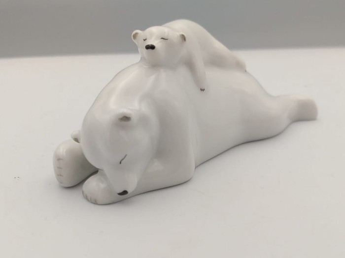 FIGURKA PORCELANOWA Niedźwiedzica z młodym, mała