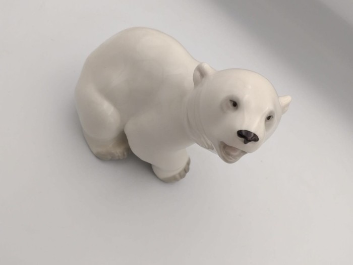 FIGURKA PORCELANOWA Niedźwiadek polarny