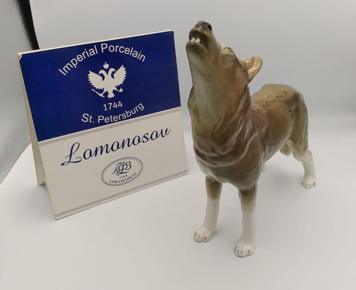 FIGURKA PORCELANOWA ŁOMONOSOW Wilk stojący