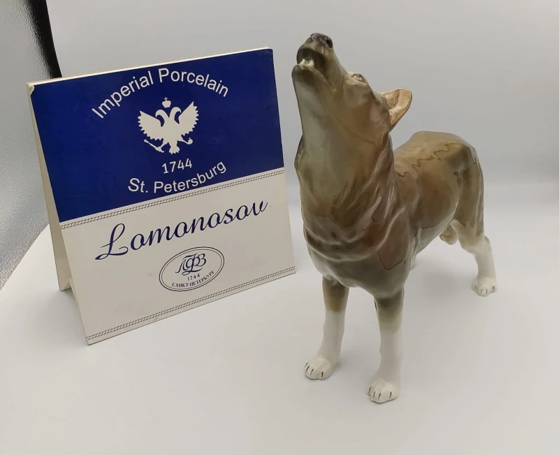 FIGURKA PORCELANOWA ŁOMONOSOW Wilk stojący