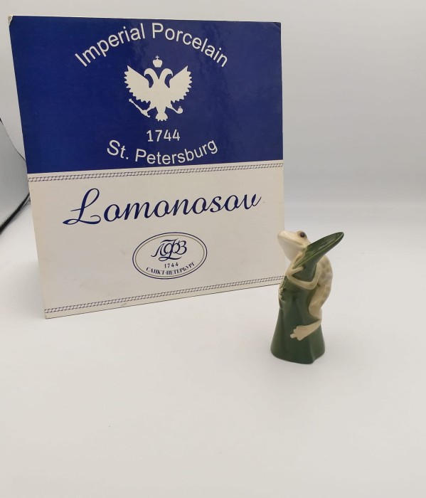 FIGURKA PORCELANOWA Żabka na listku zielona