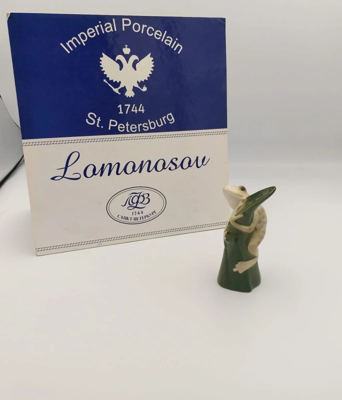 FIGURKA PORCELANOWA Żabka na listku zielona