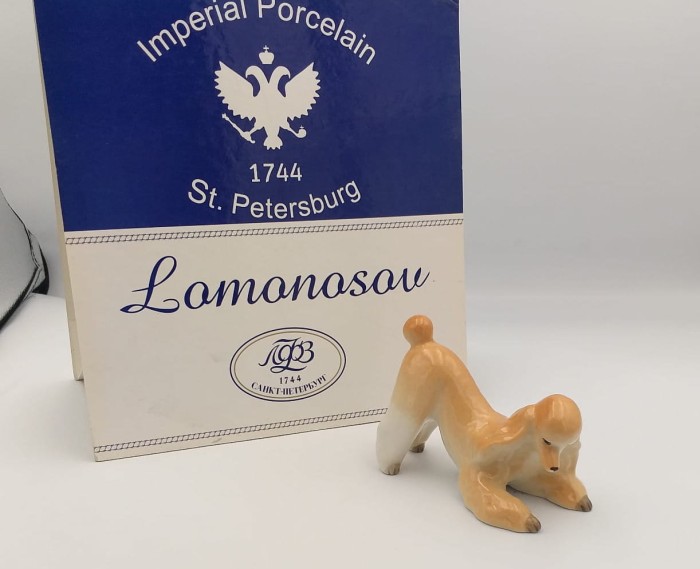 FIGURKA PORCELANOWA Pudel bawiący się rudy