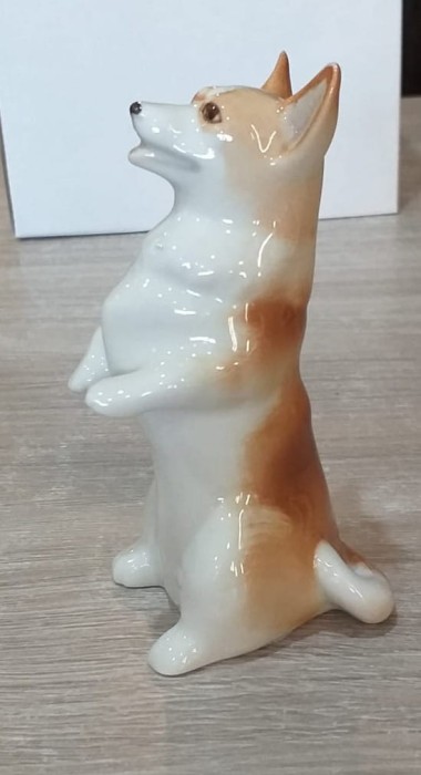 FIGURKA PORCELANOWA Pies Corgi siedzący