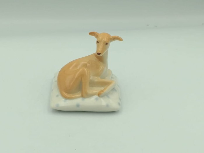 FIGURKA PORCELANOWA Charcik włoski na poduszce, Mimmi