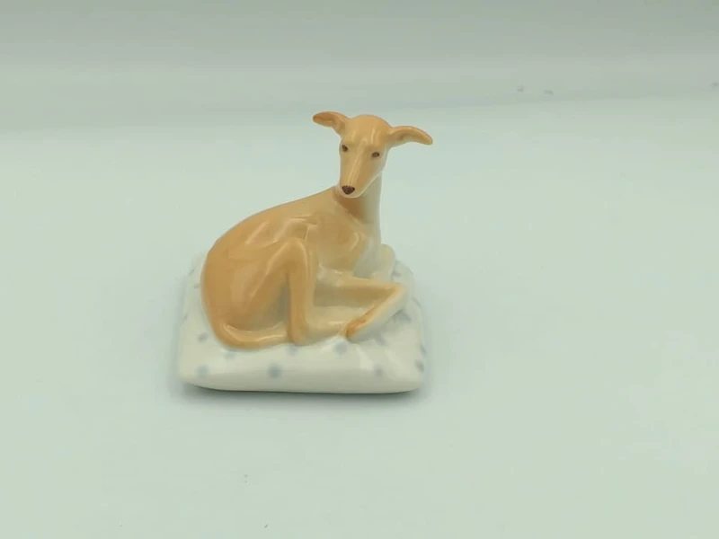 FIGURKA PORCELANOWA Charcik włoski na poduszce, Mimmi