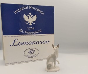 FIGURKA PORCELANOWA KOT SFINKS