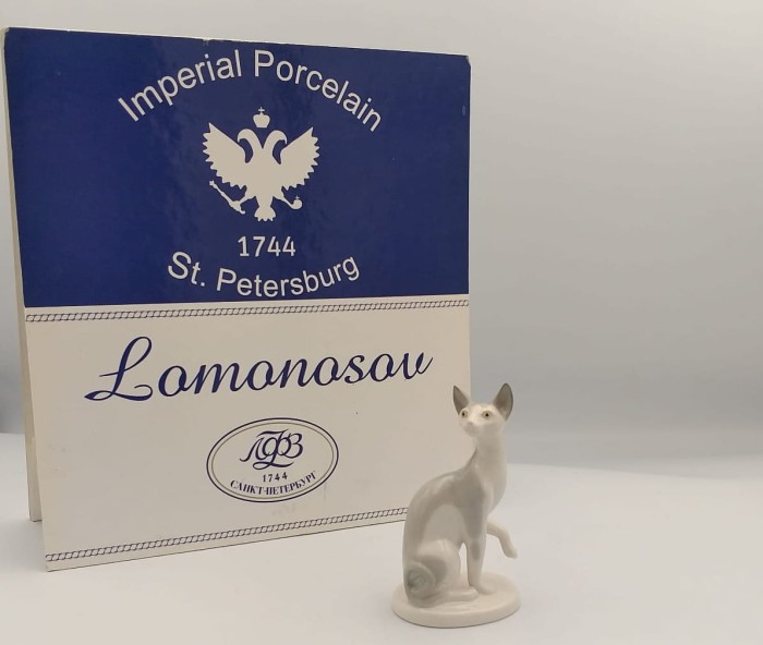 FIGURKA PORCELANOWA KOT SFINKS