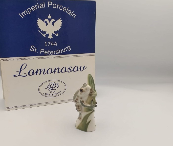 FIGURKA PORCELANOWA Żabka na listku zielona