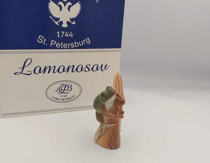 FIGURKA PORCELANOWA Żabka na listku zielona