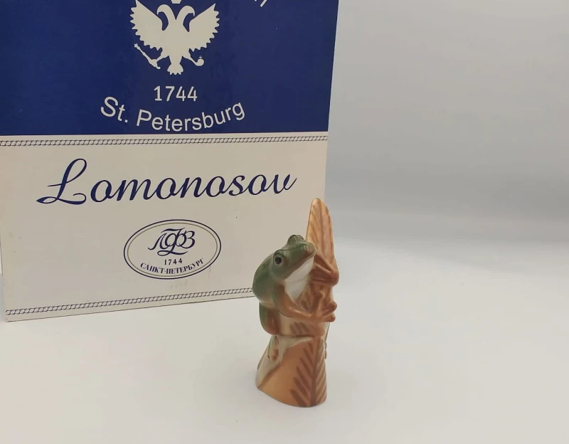 FIGURKA PORCELANOWA Żabka na listku zielona