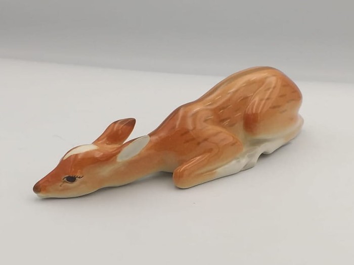 FIGURKA PORCELANOWA Sarenka leżąca wyciągnięta