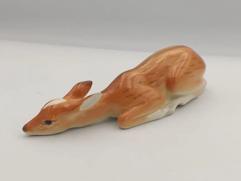 FIGURKA PORCELANOWA Sarenka leżąca wyciągnięta