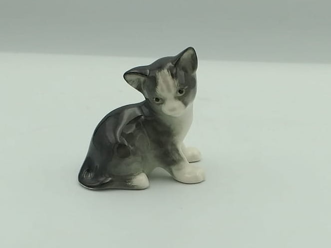FIGURKA PORCELANOWA Kotek siedzący bury
