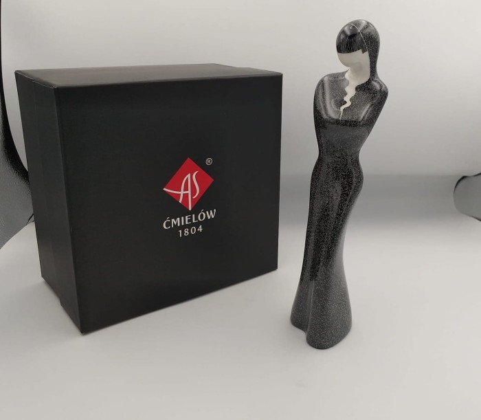 FIGURKA PORCELANOWA Sayako DRAPANA IGŁĄ