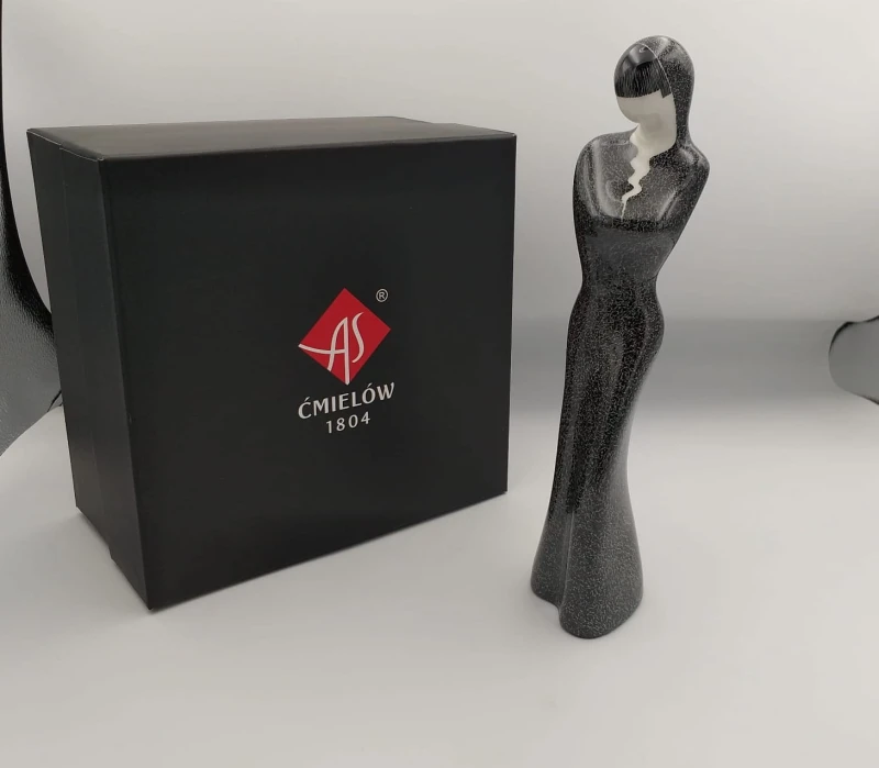 FIGURKA PORCELANOWA Sayako DRAPANA IGŁĄ