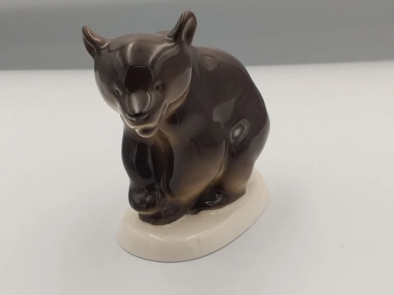 FIGURKA PORCELANOWA Niedźwiadek idący