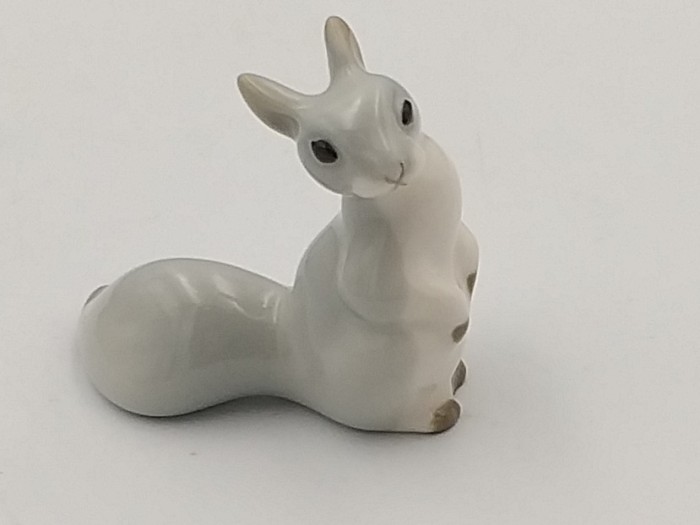 FIGURKA PORCELANOWA Wiewiórka siedząca szara