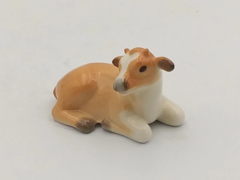 FIGURKA PORCELANOWA Byczek leżący rudy