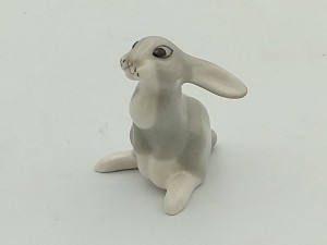 FIGURKA PORCELANOWA Zajączek siedzący