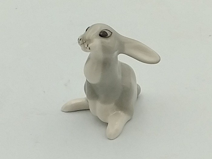 FIGURKA PORCELANOWA Zajączek siedzący