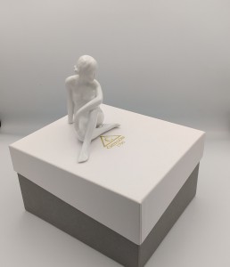 FIGURKA PORCELANOWA Zamyślona 0001