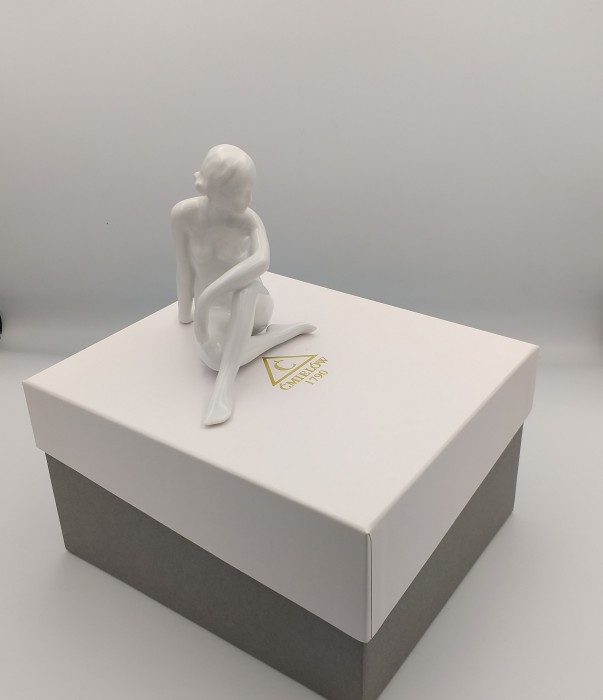 FIGURKA PORCELANOWA Zamyślona 0001