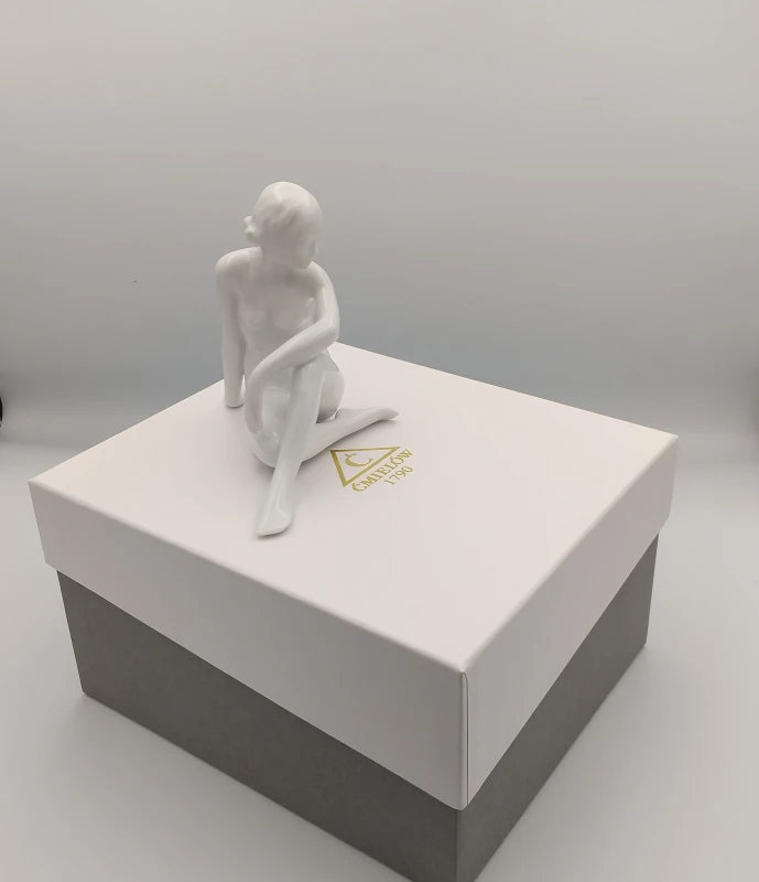 FIGURKA PORCELANOWA Zamyślona 0001
