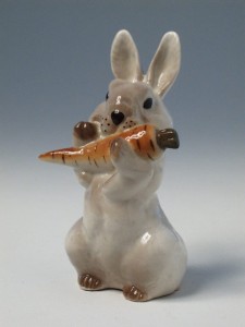 FIGURKA PORCELANOWA Królik z marchewką mały (200-0025)