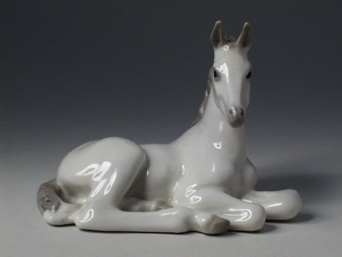 FIGURKA PORCELANOWA Źrebak leżący biały