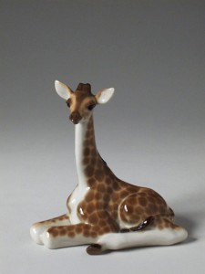 FIGURKA PORCELANOWA Żyrafa mała leżąca (200-0091)