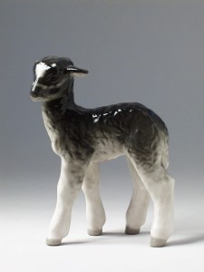 FIGURKA PORCELANOWA Baranek stojący