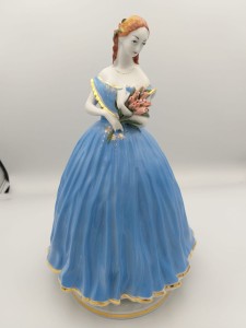 FIGURKA PORCELANOWA MARKIZA