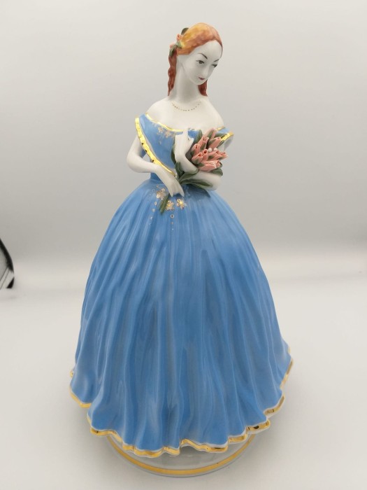 FIGURKA PORCELANOWA MARKIZA