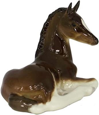 FIGURKA PORCELANOWA Źrebak leżący gniady